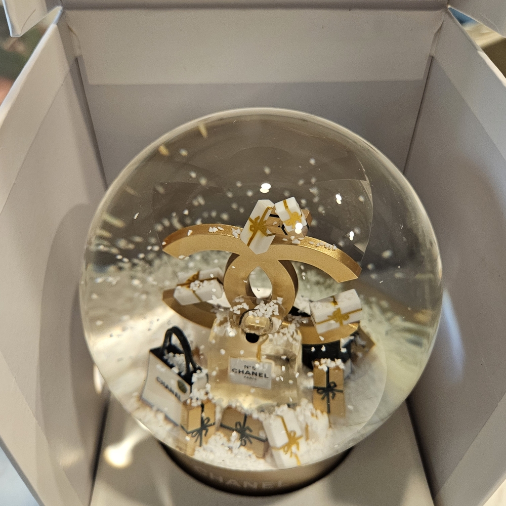 Chanel #5 Gorgeous  Snow Globe with Gold base - Picture 4 of 7